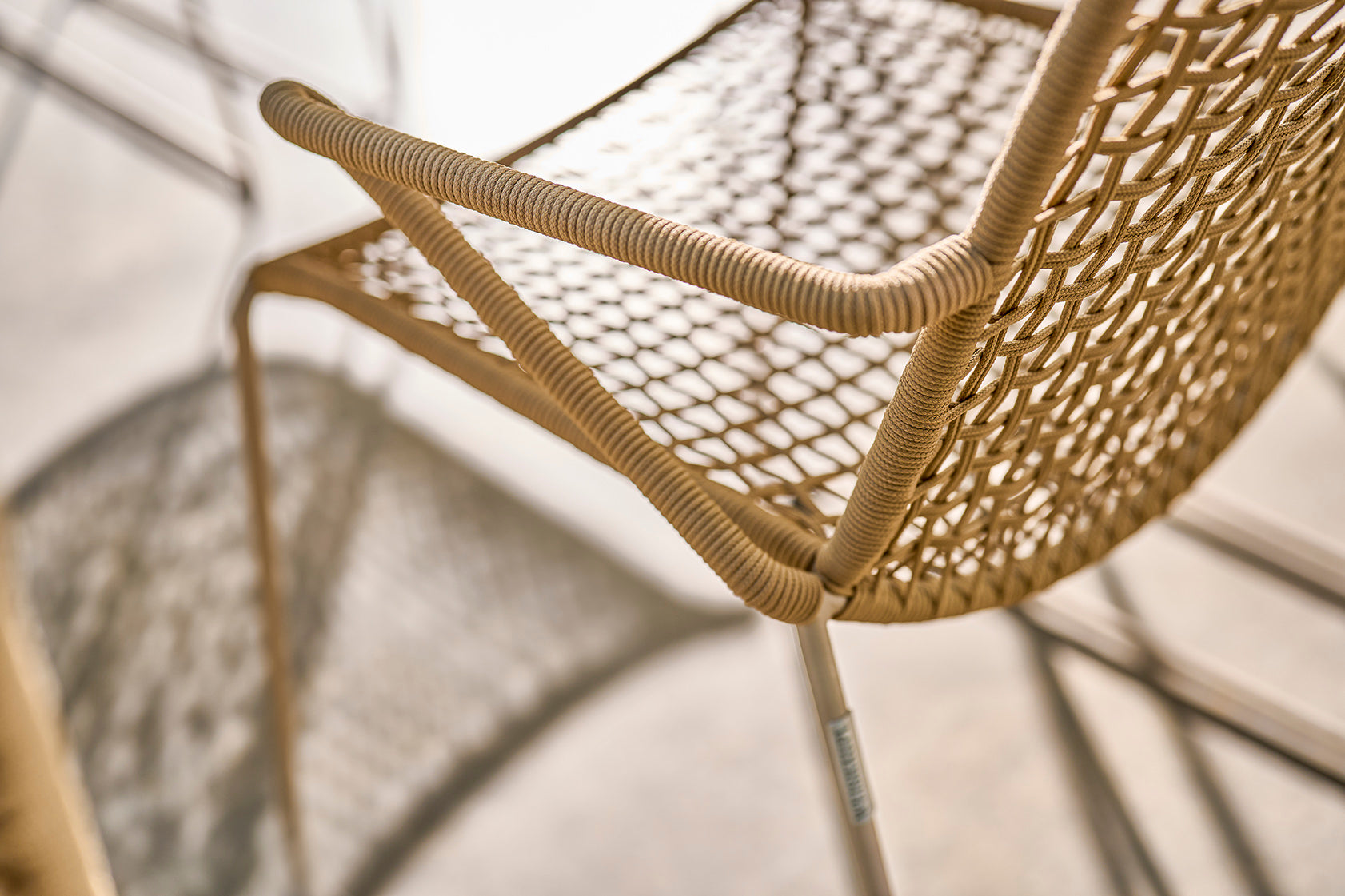 SLOPE Sessel Gestell perlbeige mit Kordelgeflecht sand