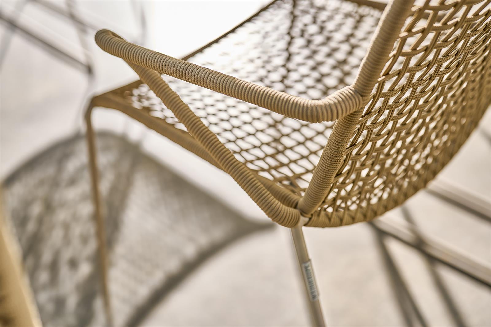 SLOPE Sessel Gestell perlbeige mit Kordelgeflecht sand