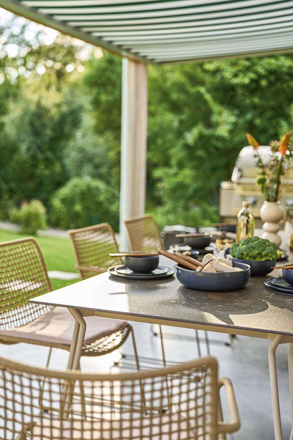 SLOPE Sessel Gestell perlbeige mit Kordelgeflecht sand